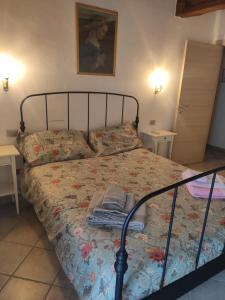 a bedroom with a bed with a metal frame at Appartamento Penelope in Massa Marittima