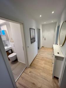 La salle de bains est pourvue de toilettes, d'un lavabo et d'un miroir. dans l'établissement Zwischen BVB Stadion und UNI, à Dortmund