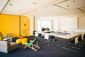 uma sala de conferências com uma mesa longa e cadeiras em Vienna House Easy by Wyndham Berlin Prenzlauer Berg em Berlim