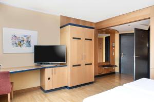TV a/nebo společenská místnost v ubytování Vienna House by Wyndham Remarque Osnabrück