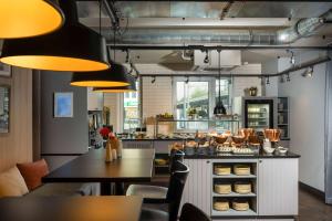 Un restaurante o sitio para comer en Vienna House Easy by Wyndham Bremen City Apartments