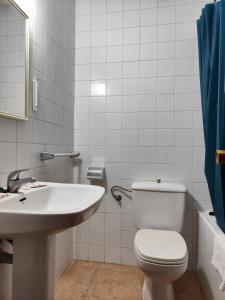 A bathroom at Hostal Restaurante Venta del Barro