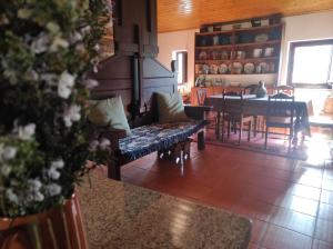 ein Wohnzimmer mit einem Sofa und einem Esszimmer in der Unterkunft Casa de Campo - Casa da Ribeira 