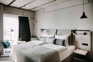 Cama ou camas em um quarto em Vienna House by Wyndham Mokotow Warsaw