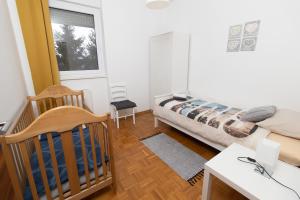 - une chambre avec un lit bébé dans l'établissement APARTMAN RUPČIĆ, à Vinkovci