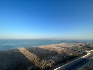 拉斯阿尔卡麦Sunset Sea view Studio的海洋和高速公路的空中景观