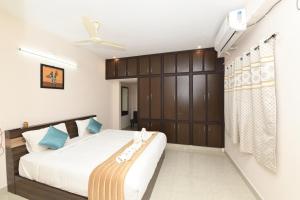 1 dormitorio con 1 cama grande en una habitación en Sree Elite Home Stay, en Tirupati