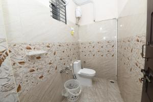 y baño con aseo y ducha. en Sree Elite Home Stay, en Tirupati