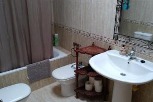 Ванная комната в Acogedor duplex para parejas en La Isleta +15 фотографий
