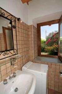 パッティにあるCasa Giallaのバスルーム(洗面台、トイレ付)、窓が備わります。