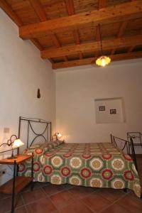 パッティにあるCasa Giallaの木製の天井が特徴のベッドルーム1室(ベッド1台付)