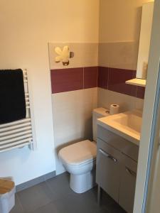 Afbeelding uit fotogalerij van Le chat perché in Saint-Julien-en-Born +23 foto's