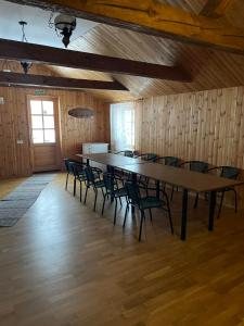 una sala de conferencias con una mesa larga y sillas en Spēlmaņu krogs en Alsunga