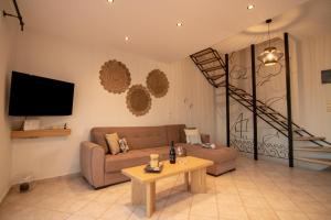 TV a/nebo společenská místnost v ubytování The Island House - Family size Apt - Overlooking the Aegean - 3 Steps From the Beach