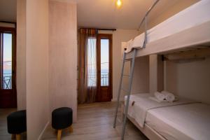 Postel nebo postele na pokoji v ubytování The Island House - Family size Apt - Overlooking the Aegean - 3 Steps From the Beach