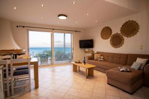 Posezení v ubytování The Island House - Family size Apt - Overlooking the Aegean - 3 Steps From the Beach
