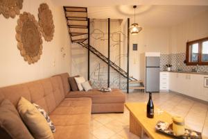 Posezení v ubytování The Island House - Family size Apt - Overlooking the Aegean - 3 Steps From the Beach