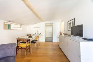 TV a/nebo společenská místnost v ubytování Cosy apt for 6/8p best location in old Antibes