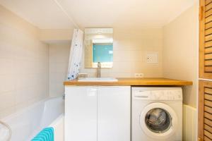 Koupelna v ubytování Cosy apt for 6/8p best location in old Antibes