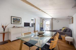 昂蒂布的住宿－Cosy apt for 6/8p best location in old Antibes，客厅配有玻璃桌和椅子