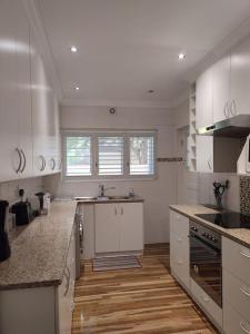 Kuchyň nebo kuchyňský kout v ubytování Modern apartment close to lovely beach