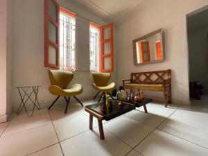 uma sala de estar com duas cadeiras e uma mesa em Solcity Hostel em Salvador