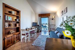 A seating area at Il terrazzo sul tramonto