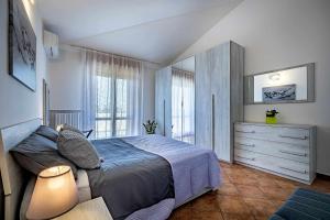 A bed or beds in a room at Il terrazzo sul tramonto