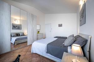1 dormitorio con 1 cama y 1 mesa con lámpara en Il terrazzo sul tramonto, en Bastiglia