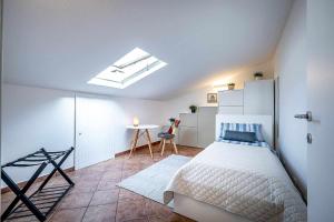 A bed or beds in a room at Il terrazzo sul tramonto