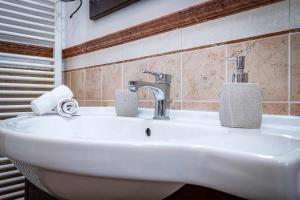 A bathroom at Il terrazzo sul tramonto