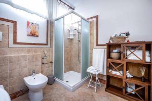 A bathroom at Il terrazzo sul tramonto Még 35 kép