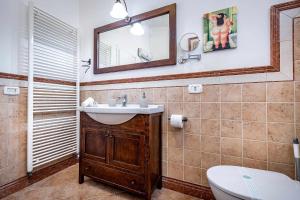 A bathroom at Il terrazzo sul tramonto