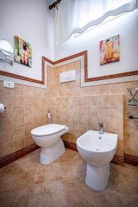 A bathroom at Il terrazzo sul tramonto
