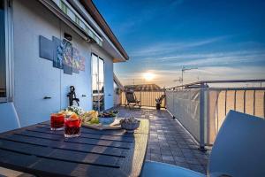 una mesa con comida en la parte superior de un balcón en Il terrazzo sul tramonto, en Bastiglia