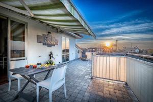 A balcony or terrace at Il terrazzo sul tramonto