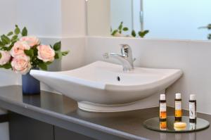 A bathroom at Z Inn Ioannina