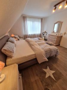 una camera da letto con un letto grande e una stella sul pavimento di Apartment Seaside a Husum