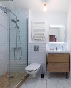 a bathroom with a toilet and a shower and a sink at Le Cozy Garden - Mayvenn in Saint-Thibault-des-Vignes