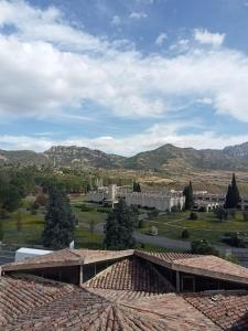 uma vista para uma cidade com montanhas ao fundo em Portal De La Rioja em Haro