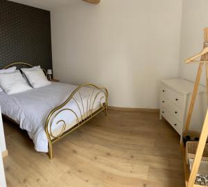 een slaapkamer met een bed en een dressoir bij Gîte en plein cœur des vignobles in Paris-lʼHôpital