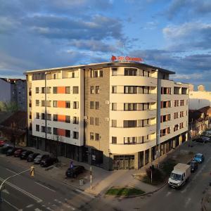 un edificio con una señal roja encima en Centar Apartman FILIPOVSKI, en Novi Sad