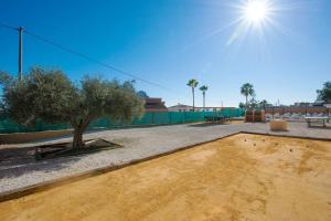 un parque de patinaje vacío con un árbol y un edificio en Villa Ambar - PlusHolidays, en Calpe