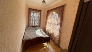 een kleine slaapkamer met een bed en een raam bij Green Garden in Idzjevan