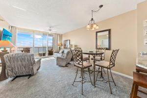 uma sala de estar com mesa e cadeiras e uma sala de jantar em Beach Club 708D em Gulf Shores