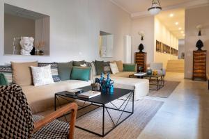 a living room with a couch and a table at Aurispa in Noto