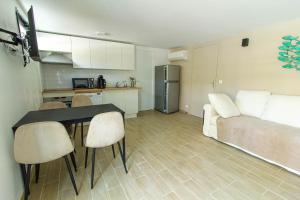 Kuchyňa alebo kuchynka v ubytovaní Pyla sur mer proche plages appartement avec piscine