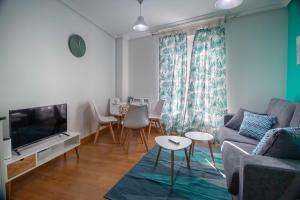 Televízia a/alebo spoločenská miestnosť v ubytovaní Sampiruco Apartamento