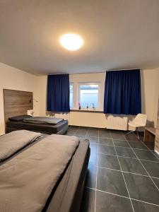 Cette chambre comprend 2 lits et une fenêtre. dans l'établissement MK Hostel Oyten, à Oyten