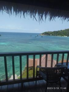 een balkon met uitzicht op de oceaan bij Koh Tao Relax Freedom Beach Resort in Ko Tao